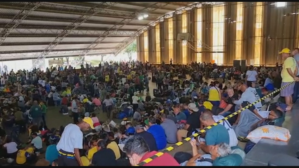Bolsonaristas retirados de acampamento do QG do Exército, em Brasília, são levados para ginásio da PF — Foto: Reprodução