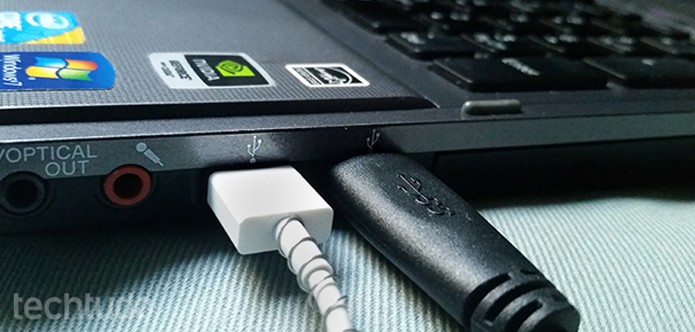 Evite plugar e desplugar o cabo USB com muita frequência (Foto: Barbara Mannara/TechTudo)