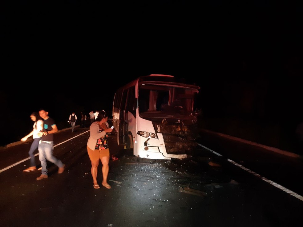 Batida foi entre um micro-ônibus e um carro — Foto: Divulgação/PRF