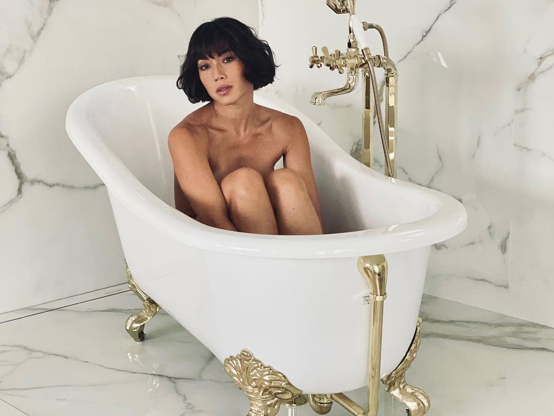 Dani Suzuki posa em banheira e fãs enchem post de elogios  (Foto: Reprodução / Instagram)