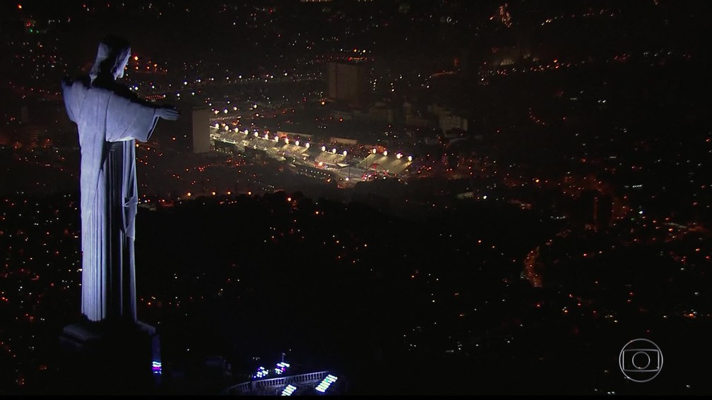 Cristo Redentor e a Sapucaí iluminada ao fundo (Foto: Reprodução/TV Globo)