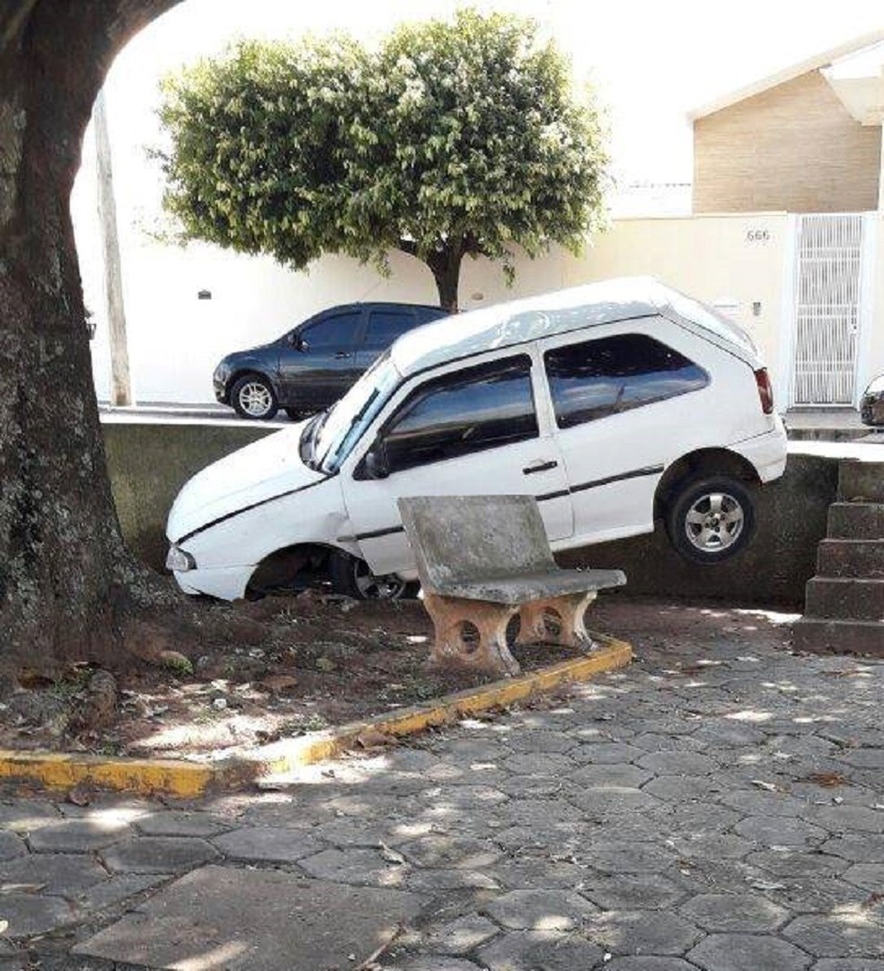 Carro invadiu praça em Dracena nesta segunda-feira (15) — Foto: Jorge Zanoni/Cedida