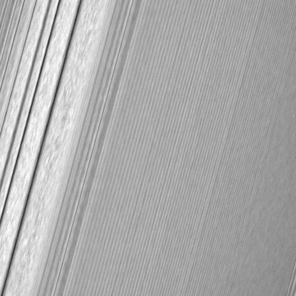 Imagem mostra anel A, à esquerda, e uma 'onda de densidade' - um acúmulo de material que se formou a partir da tração das luas Janus e Epimetheus.  (Foto: NASA/JPL-Caltech/Space Science Institute)