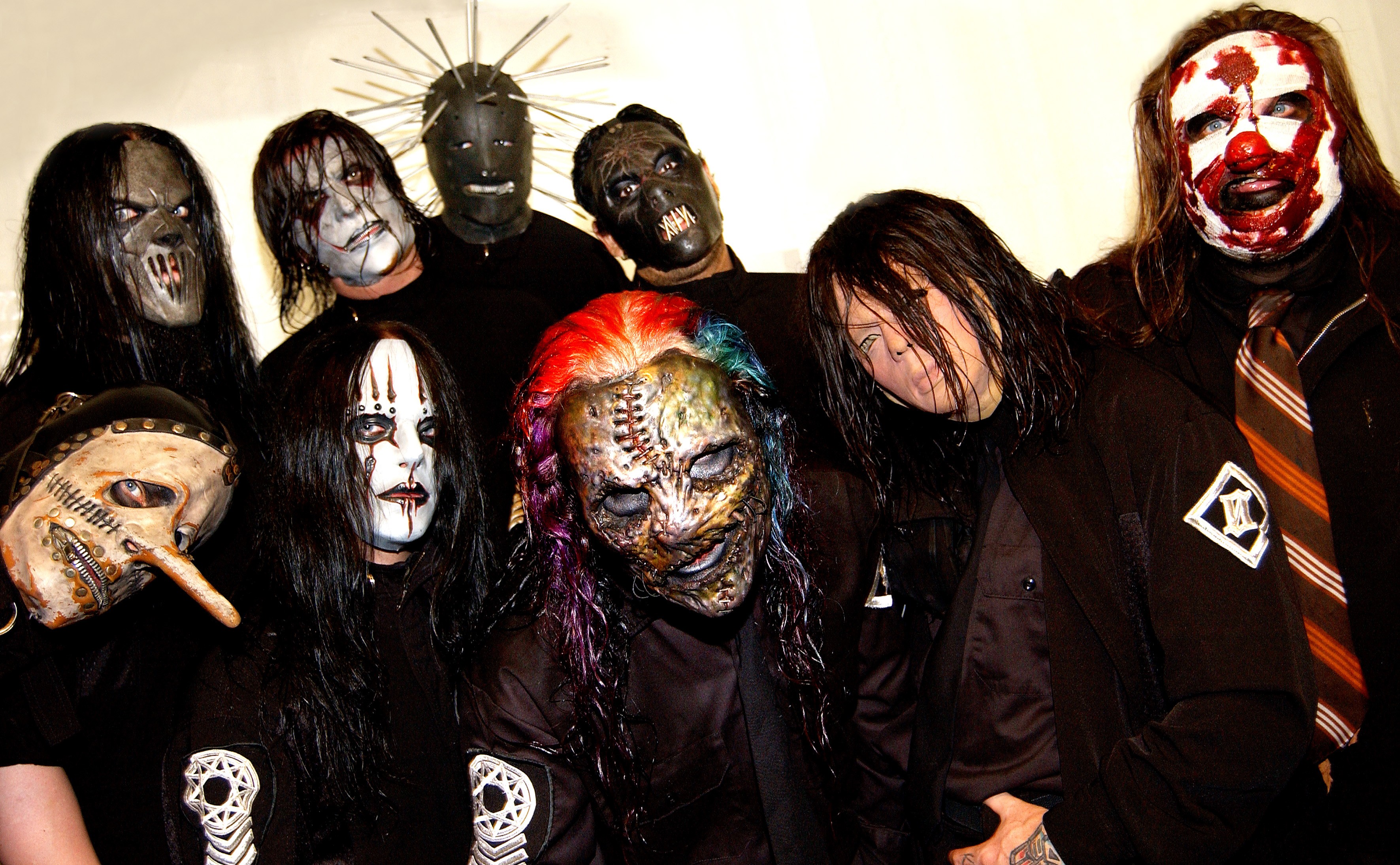 Banda Slipknot reunida em 2004 com os membros Joey Jordison e Paul Gray (Foto: getty)