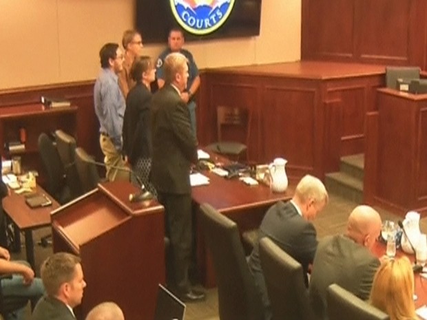 James Holmes (esquerda) é visto no tribunal enquanto o veredicto é lido nesta imagem capturada de um vídeo, em Denver, Colorado, no dia 16 de julho (Foto: Reuters/Pool)