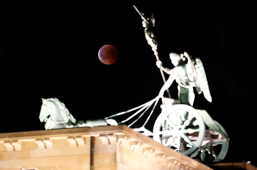 Eclipse lunar visto sobre o Portão de Brandemburgo, em Berlim (Foto: Fabrizio Bensch/Reuters)