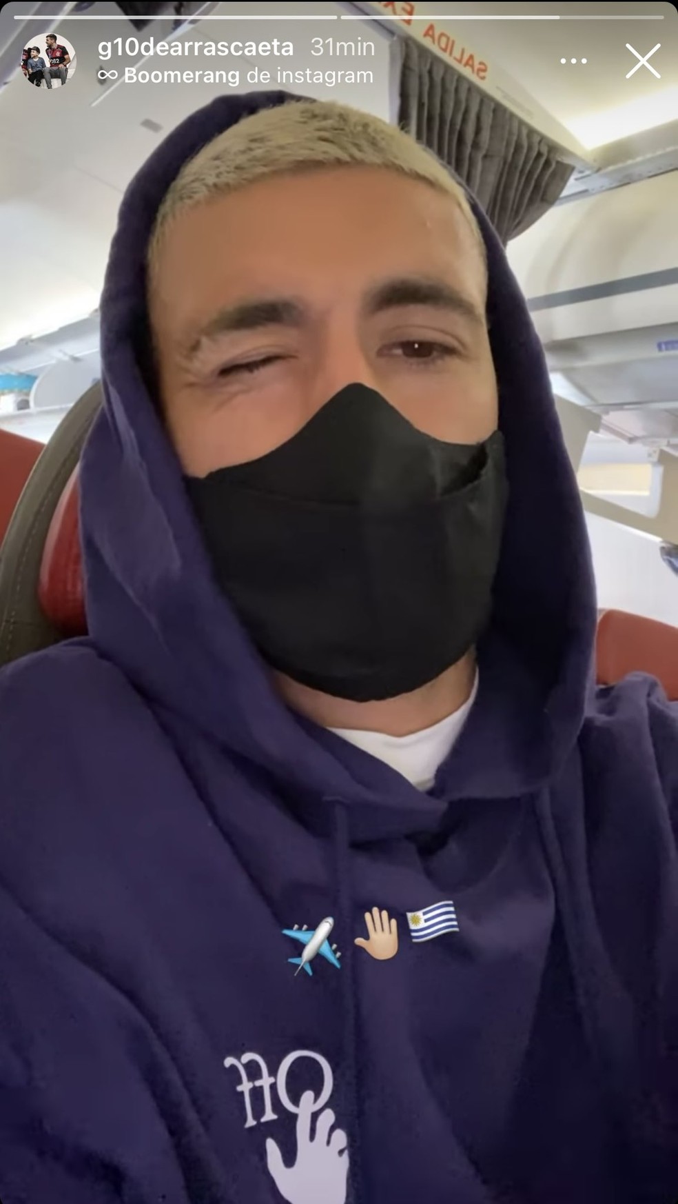 Arrascaeta em avi&atilde;o de volta ao Brasil &mdash; Foto: Reprodu&ccedil;&atilde;o