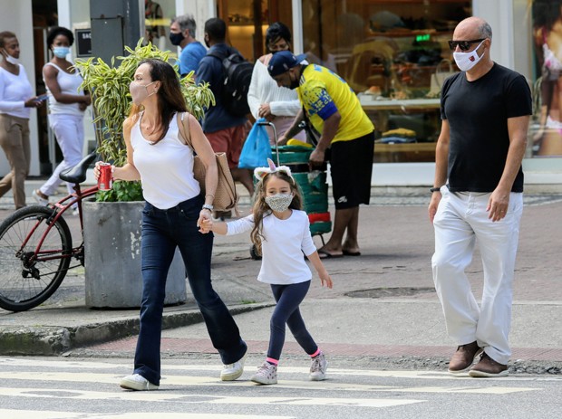 Flávia Monteiro, a filha, Sophia, e o marido, Avner Saragossy (Foto: Daniel Delmiro / AgNews)