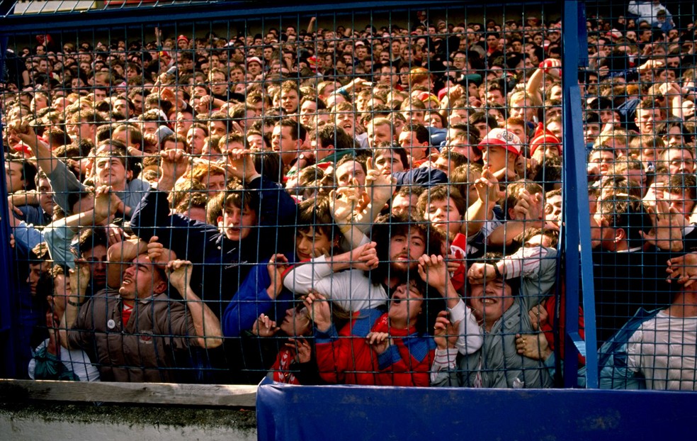 Torcedores foram prensados junto à grade: sufocamento foi a maior causa de mortes — Foto: Getty Images
