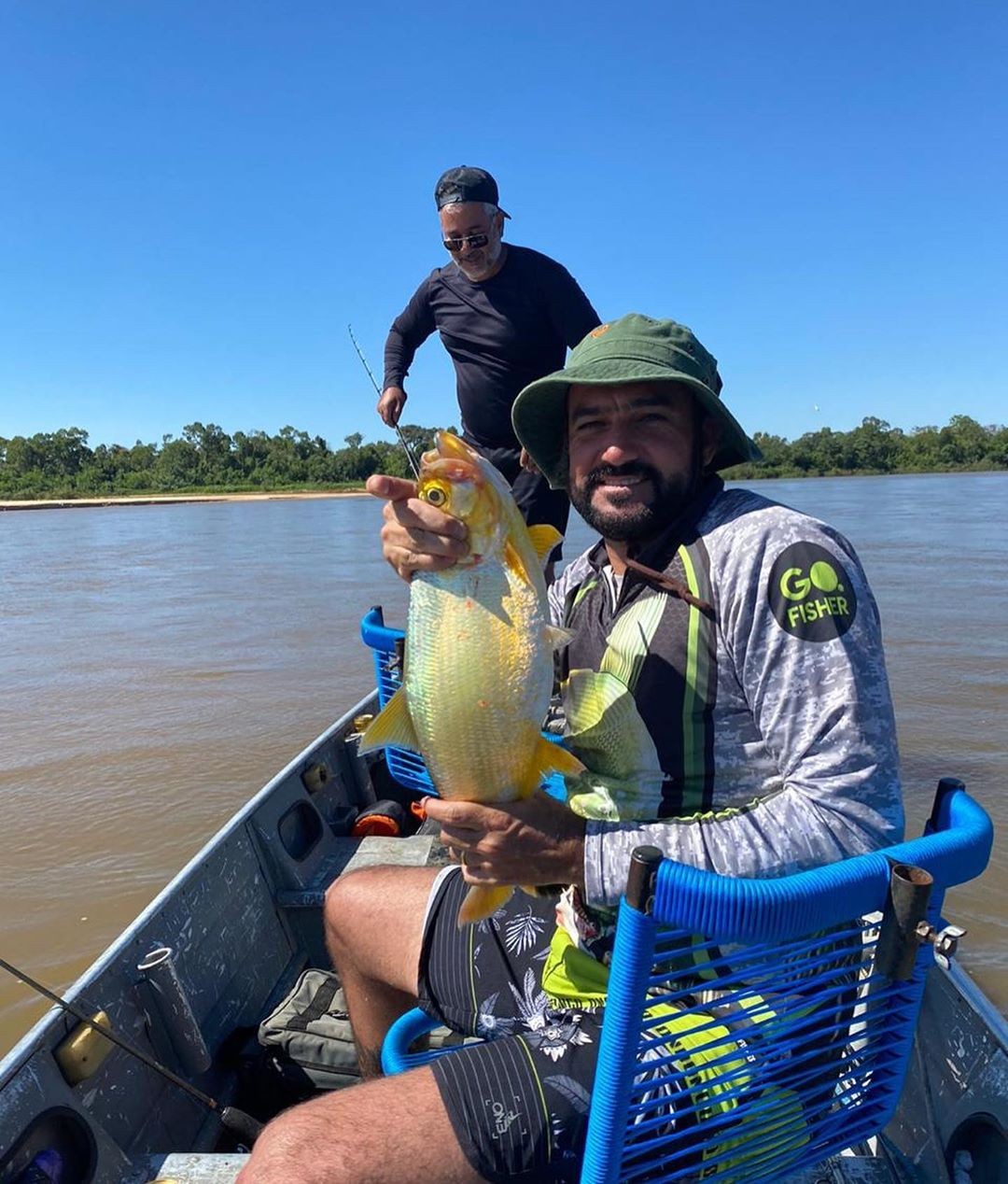 Danilo com peixe e amigos no Rio Araguaia (Foto: reprodução/instagram)