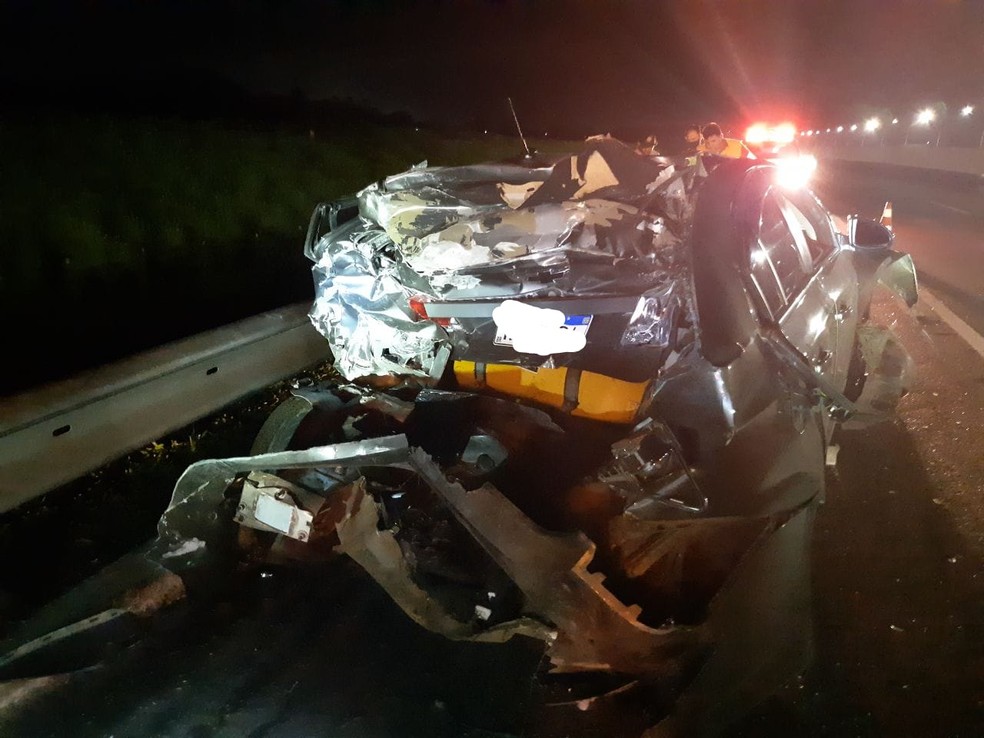 Carro fica destruído após acidente na Via Dutra, em Resende — Foto: Divulgação/Polícia Rodoviária Federal