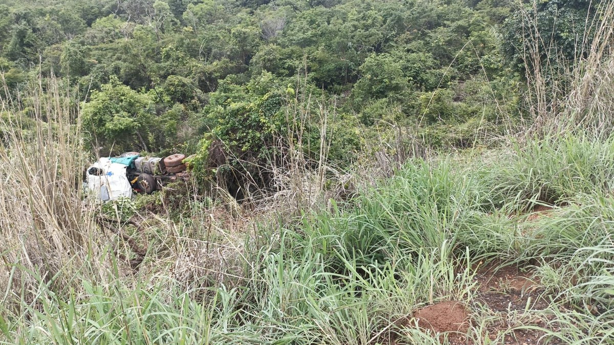 Ferido em acidente na BR 365, em Montes Claros, é socorrido em aeronave do Corpo de Bombeiros