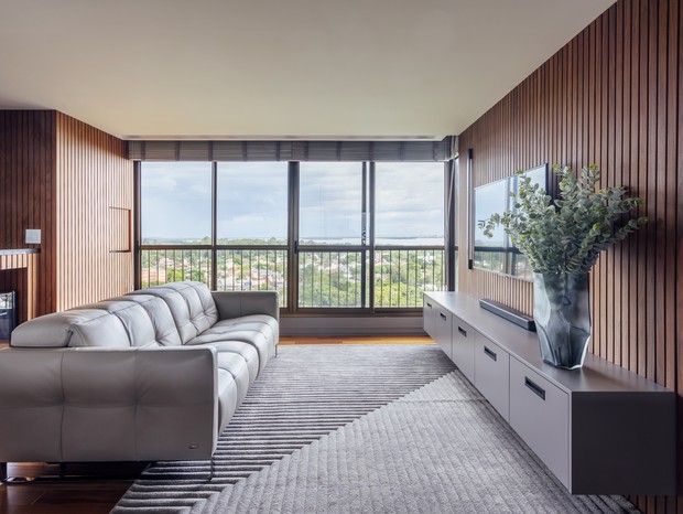 Apê de 80 m² com madeira, cinza e preto no décor (Foto: Cristiano Bauce )