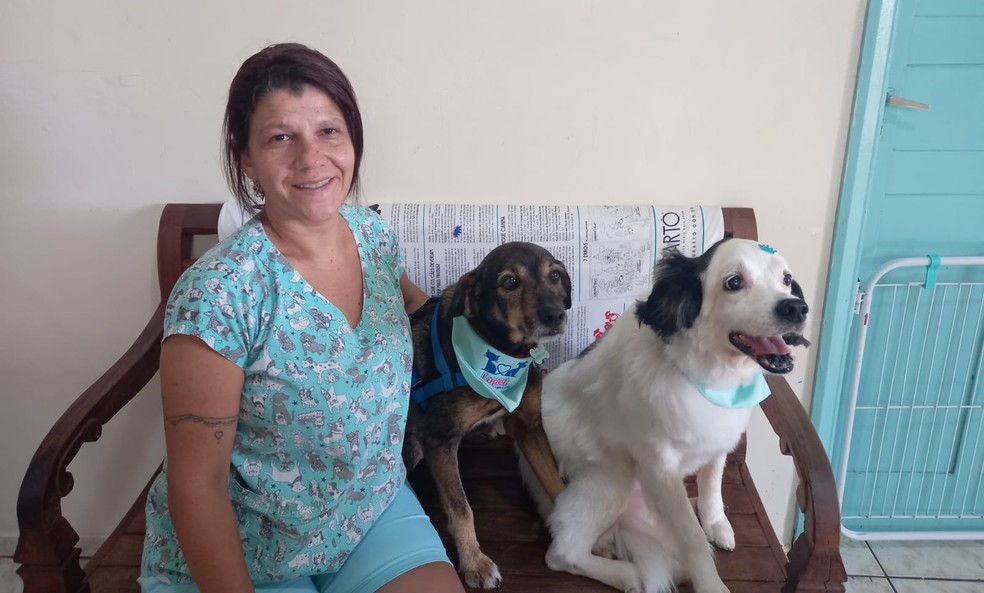 Lucineia Silva com Paçoca e Sol, "vira-latas" adotados pelo sertanejo Gian e que vêm a Bauru para tomar banho no pet shop — Foto: Arquivo pessoal