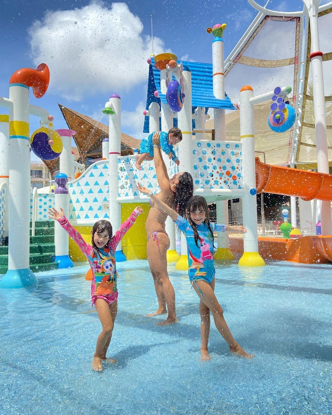 Kyra Gracie curte beach park com os filhos, Rayan, Kyara e Ayra (Foto: Reprodução / Instagram)