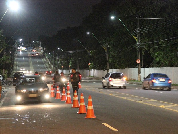 Blitz foram montadas durante a noite desta sexta (30), em diversos pontos de Manaus (Foto: Indiara Bessa/G1 AM)