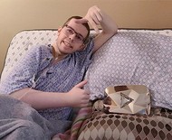 YouTuber morre de câncer aos 23 e emociona fãs com carta póstuma lida por seu pai: 'Até mais, nerds'