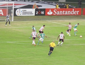 No segundo tempo, Cleiton Xavier atuou como meia, com Allione e Erik na frente (Foto: Rodrigo Faber)