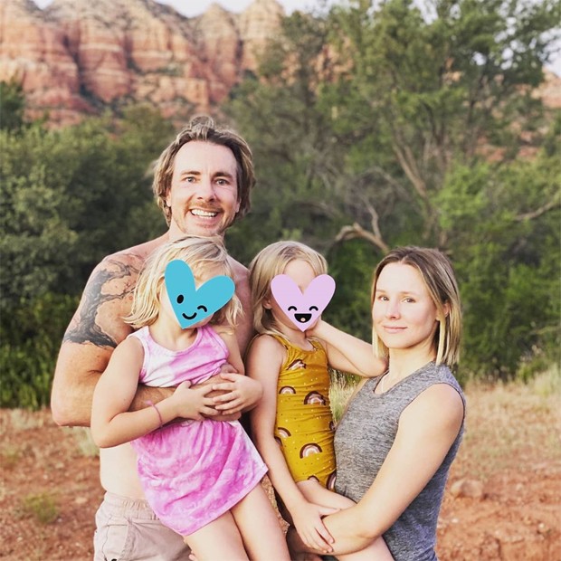 Kristen Bell, o marido, Dax Shepard, e as filhas, Delta e Lincoln (Foto: Reprodução / Instagram)