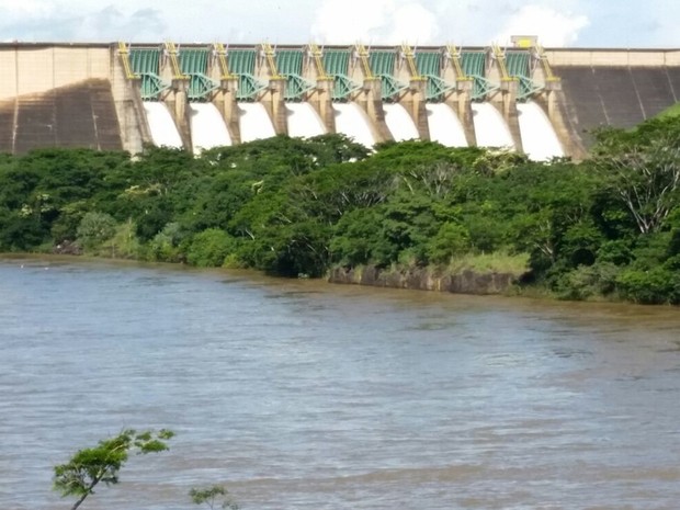 mais uma vez a abertura foi por causa do alto nível de água no Rio Grande (Foto: Reprodução/TV TEM)