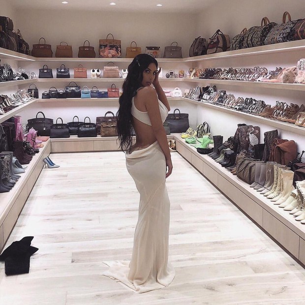 Kim Kardashian em seu closet milionário (Foto: Reprodução/ Instagram )