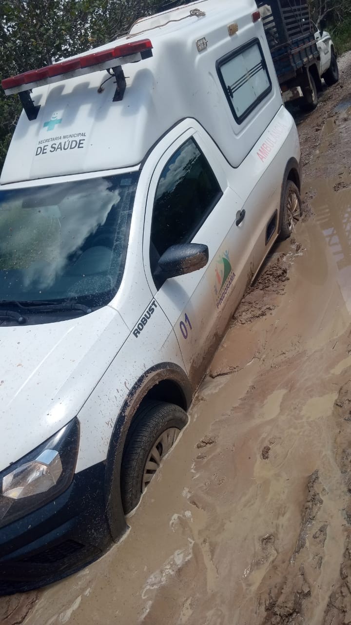 Ambulância atola ao ir atender idosa que passava mal na zona rural de Pindorama e paciente acaba morrendo no hospital
