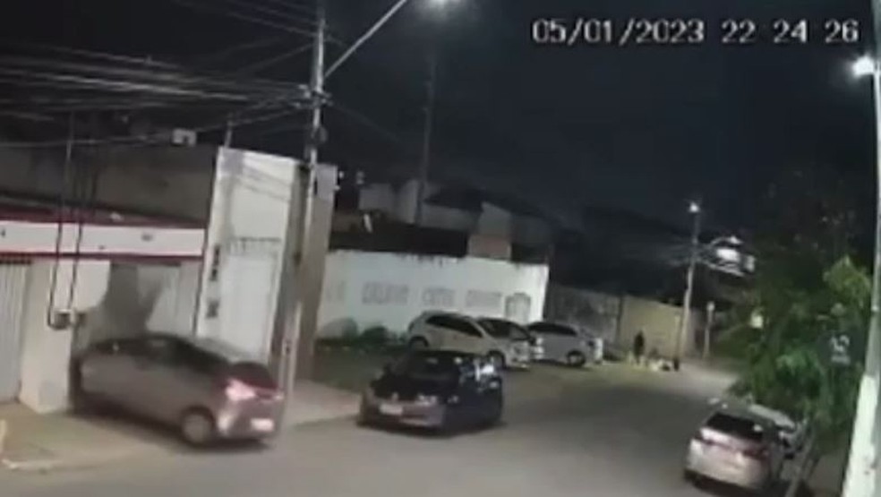 Carro arranca portão, derruba parte de muro e invade casa em Sobral, no interior do Ceará. — Foto: Reprodução