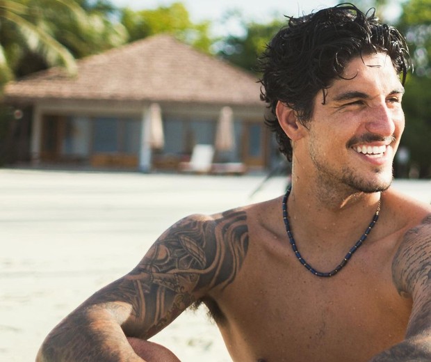 Gabriel Medina posa sorrindo sob o sol (Foto: Reprodução/Instagram)