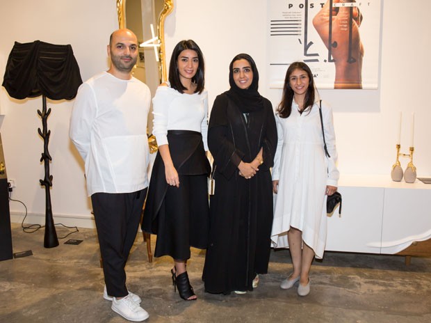 O curador Samer Yamani, com algumas das designers durante a abertura da exposição. (Foto: Bruno Simões)