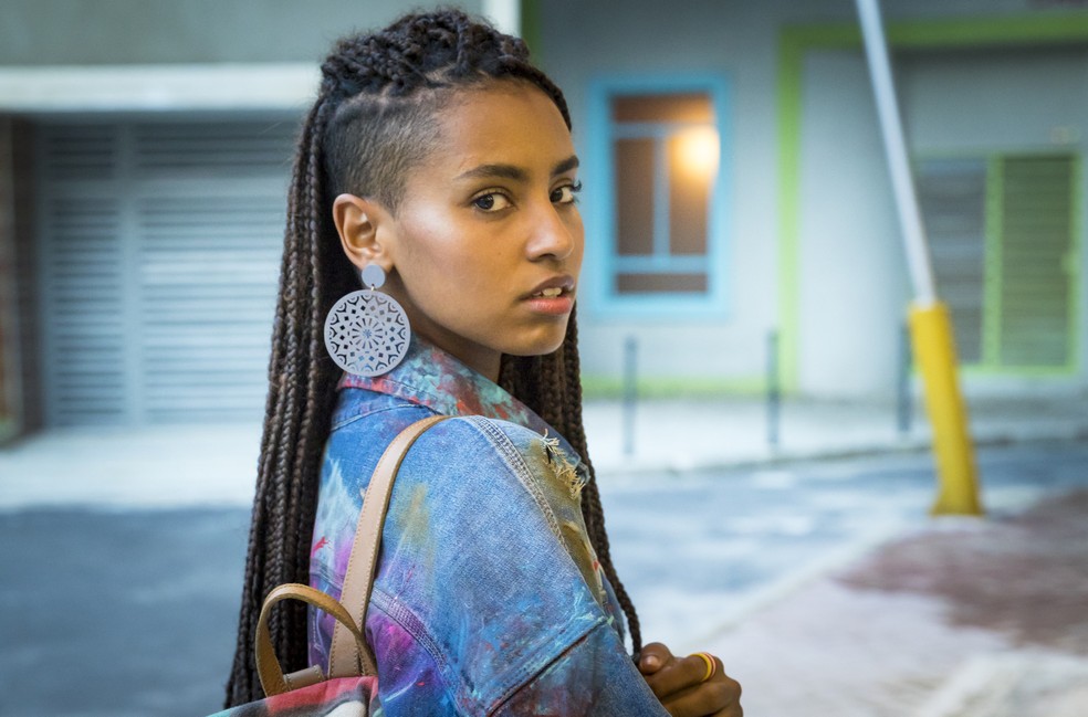 Jaqueline (Gabz) vai ser surpreendida por um pedido especial de Milena (Giovanna Rispoli) — Foto: Paulo Belote/Globo