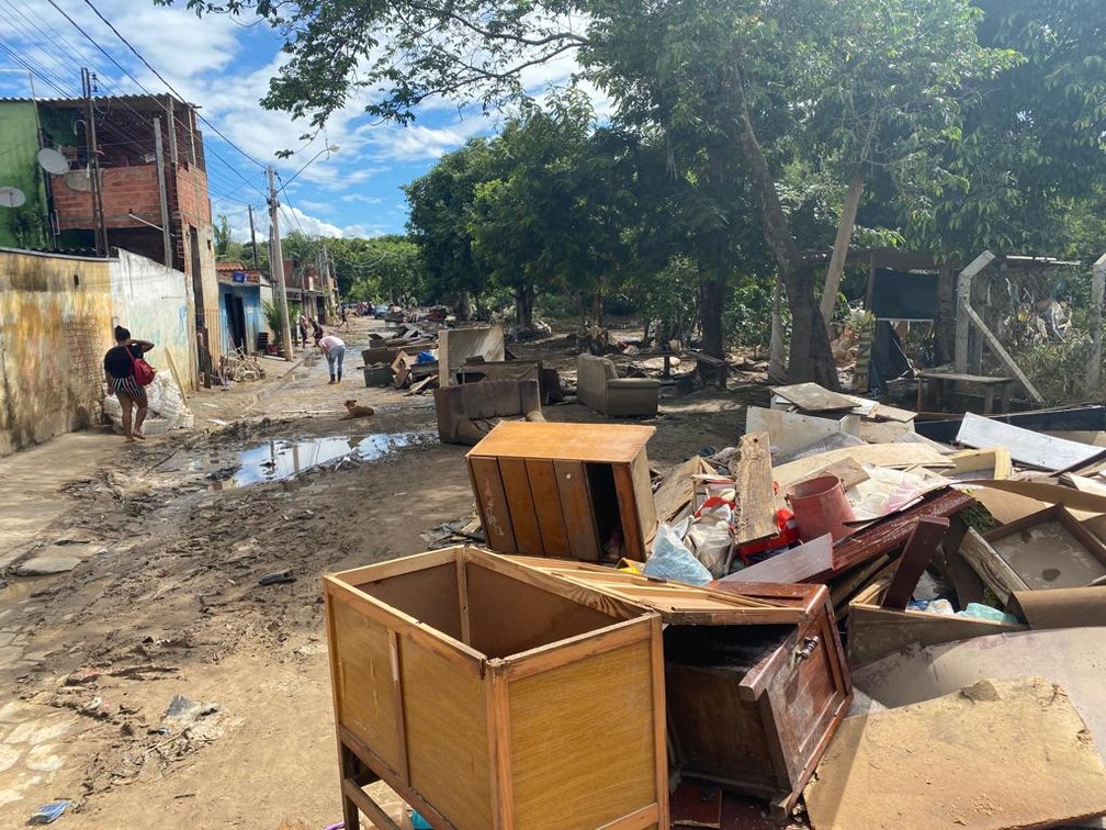 Rua João Moretti, em Capivari: enchente, cheia de rio e chuvas fizeram moradores perderem pertences — Foto: Daniel Mafra/EPTV