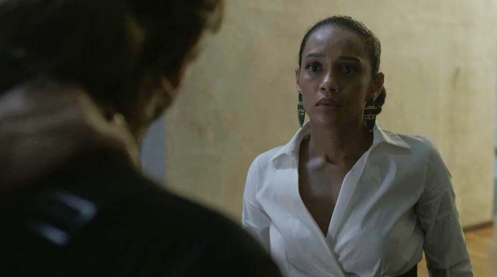 Vitória (Taís Araujo) se vê numa saia justa em 'Amor de Mãe' — Foto: Globo