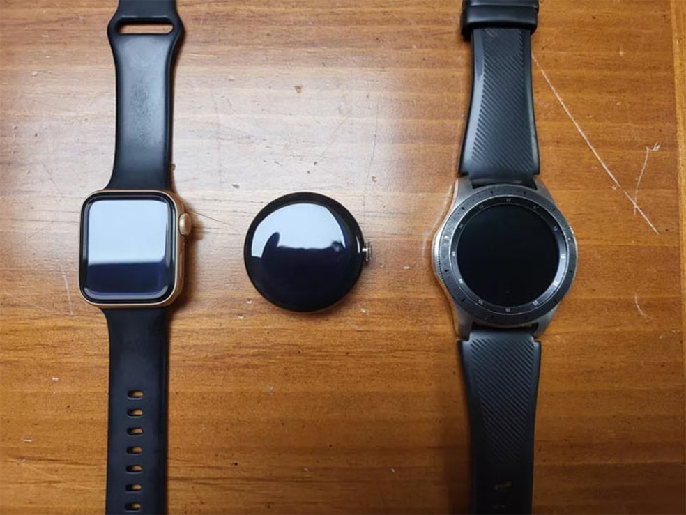 Google Pixel Watch no meio dos modelos da Apple e Samsung — Foto: Reprodução/Android Central