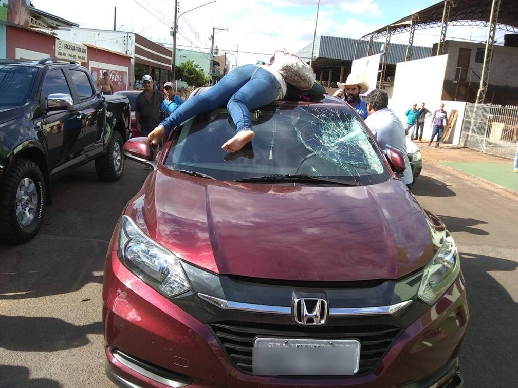 Mulher ficou ferida nessa quarta-feira (24) ao ser atingida por um carro e ficar presa no teto do veículo em Tangará da Serra — Foto: Arquivo pessoal