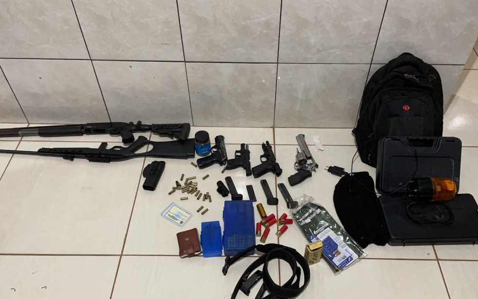 Armas e munições foram apreendidas durante operação que prendeu suspeitos de agiotagem em Rio Verde — Foto: Reprodução/Polícia Civil