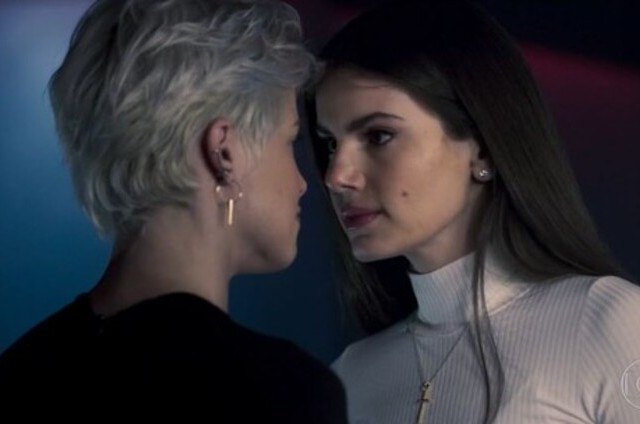 Agatha Moreira e Camila Queiroz como Giovanna e Angel em 'Verdades secretas' (Foto: Reprodução)