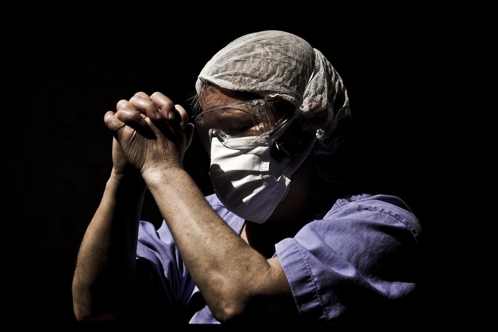 Profissional de saúde no DF participa de oração a pacientes de Covid-19. — Foto: Breno Esaki/Agência Saúde