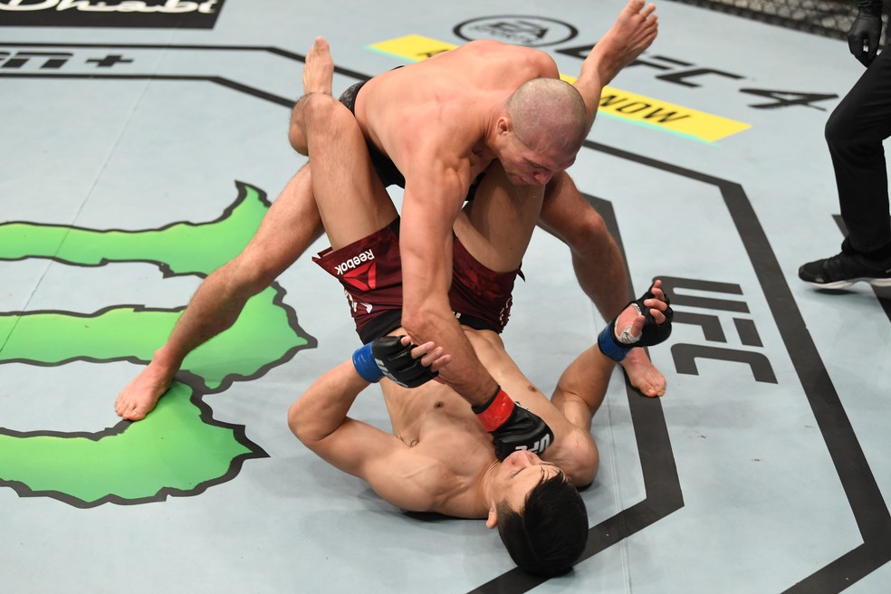 Brian Ortega golpeia o Zumbi Coreano no chão após conseguir um knockdown — Foto: Getty Images