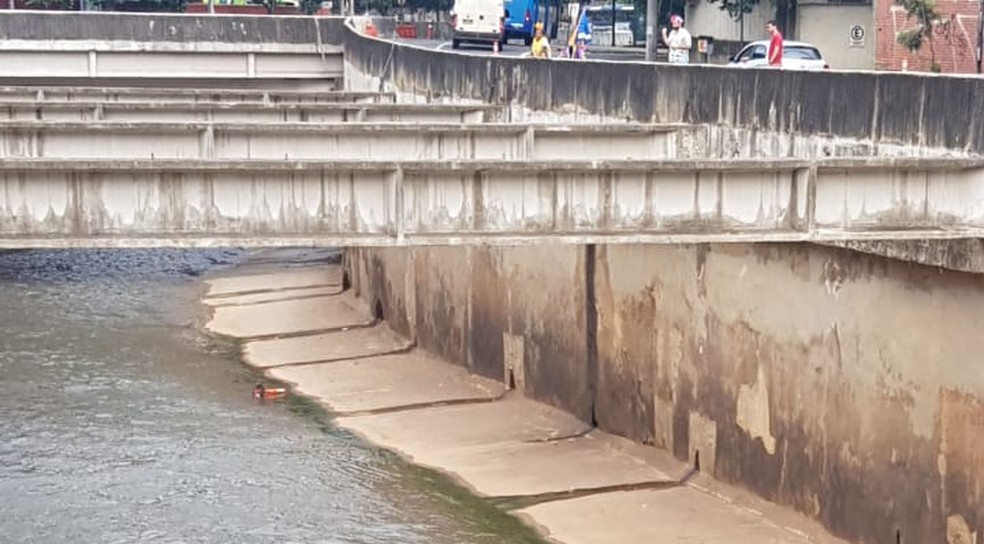 Novo coronavírus foi detectado em três amostras colocadas ao longo do Ribeirão Arrudas — Foto: Redes Sociais