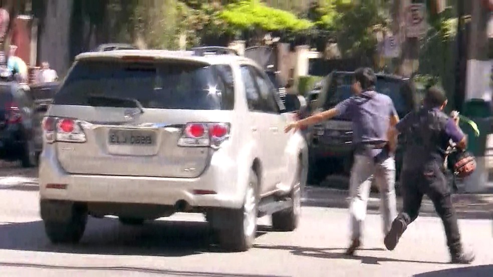 Joesley Batista deixa a casa do pai após Fachin determinar sua prisão (Foto: Reprodução/GloboNews)