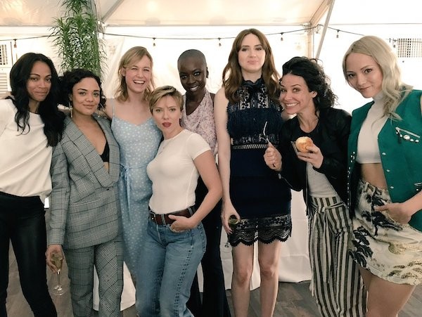 Scarlett Johansson e Brie Larson com outras das atrizes intérpretes das heroínas do Universo Marvel (Foto: Twitter)