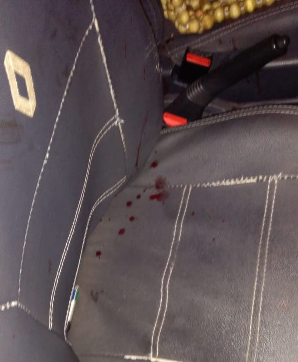 Carro ficou com manchas de sangue após briga — Foto: Divulgação