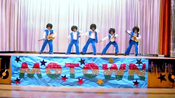 O grupo de crianças de Los Angeles fazendo cover dos Jackson 5 de Michael Jackson (Foto: Reprodução)