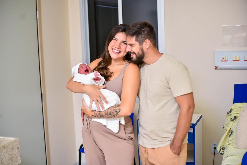Rael no colo dos papais no hospital em Rio Branco — Foto: Arquivo pessoal 