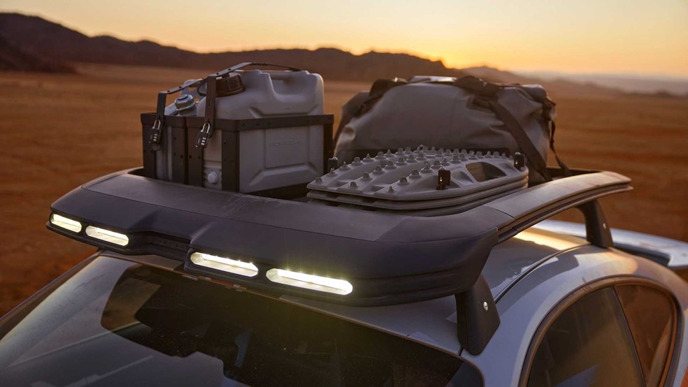 Rack do Porsche 911 Dakar tem tomada 12V — Foto: Divulgação