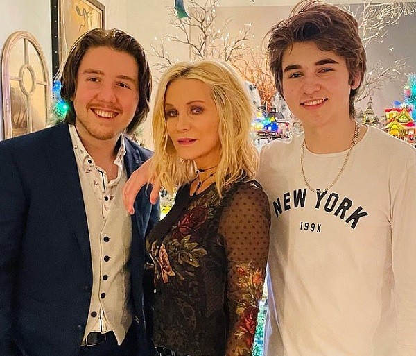 A atriz e cantora Danielle Spencer com os seus dois filhos do casamento com Russell Crowe (Foto: Instagram)