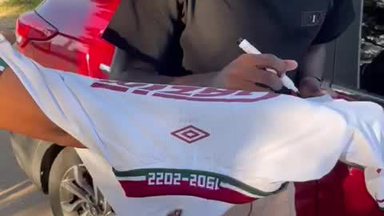 Luiz Henrique assina camisa que torcedor ganhou após seu último jogo pelo Fluminense