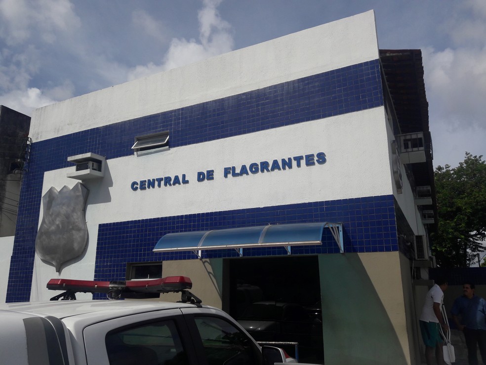 Homem preso em flagrante por trÃ¡fico foi levado para a Central de Flagantes no bairro do Farol, em MaceiÃ³ â€” Foto: Thamires Ribeiro/G1
