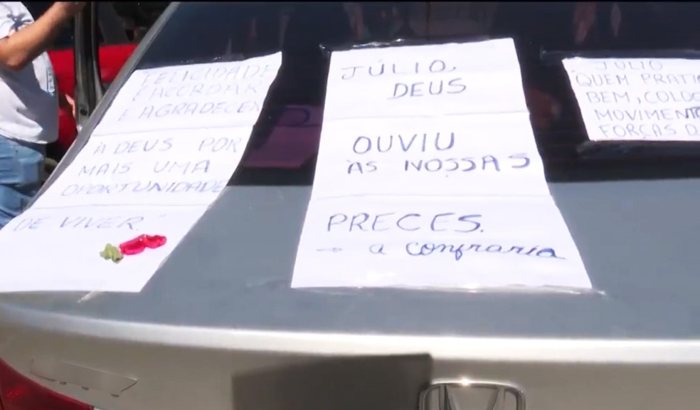 Mensagens pela cura foram coladas no carro que levou médico para casa — Foto: Reprodução/TV Santa Cruz