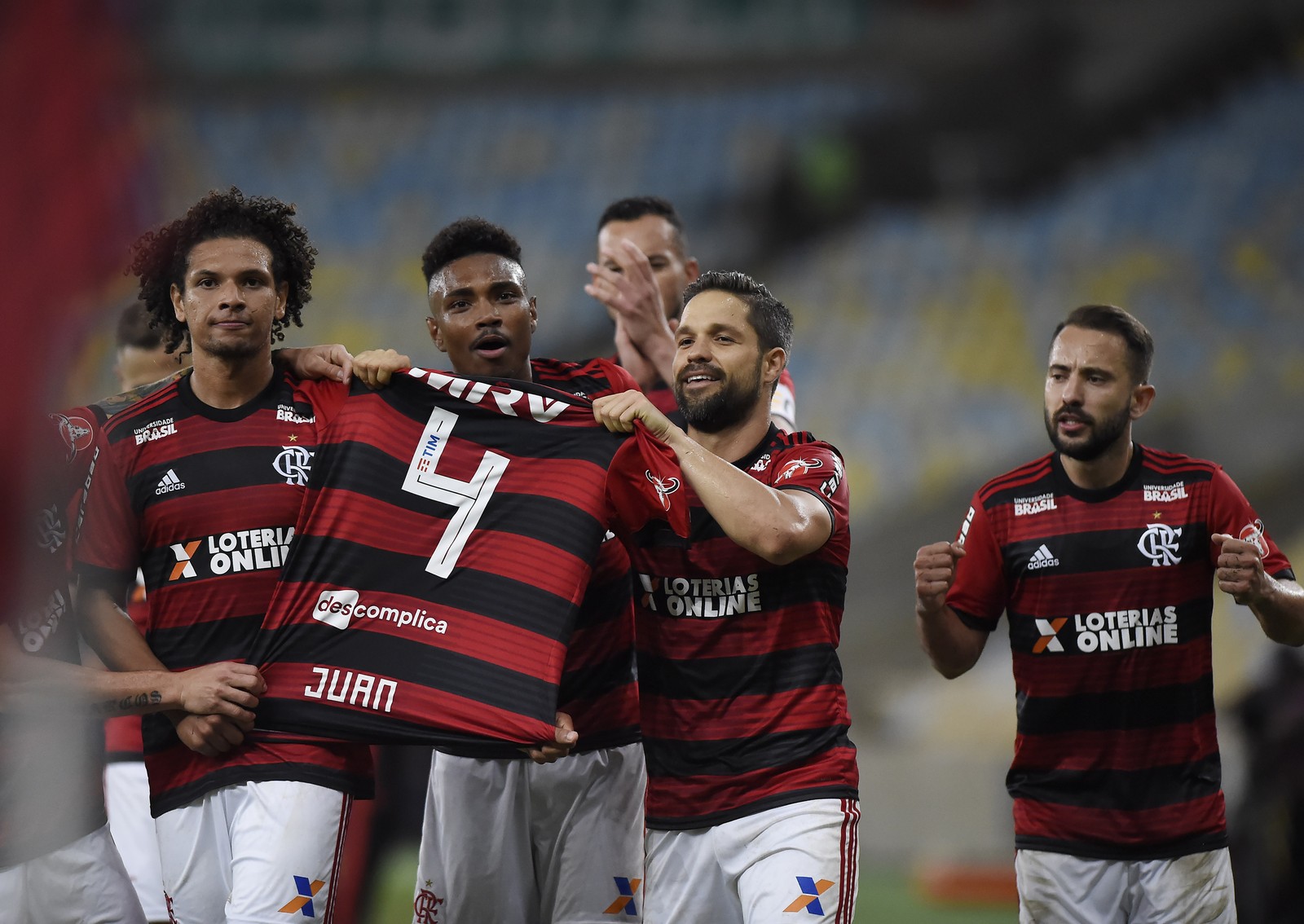 Juan é homenageado por companheiros em comemoração de gol